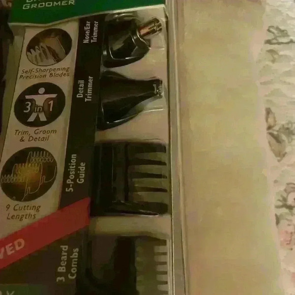 Triple play groomer . New in package , batteries required not included . - Picture 4 of 5